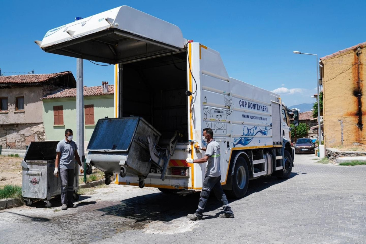 TİRE BELEDİYESİ, ÇÖP KONTEYNERLERİNİ DEZENFEKTE EDİYOR